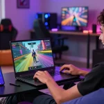 Pengguna menikmati pengalaman bermain terjun4d dengan laptop dan suasana permainan yang hidup.